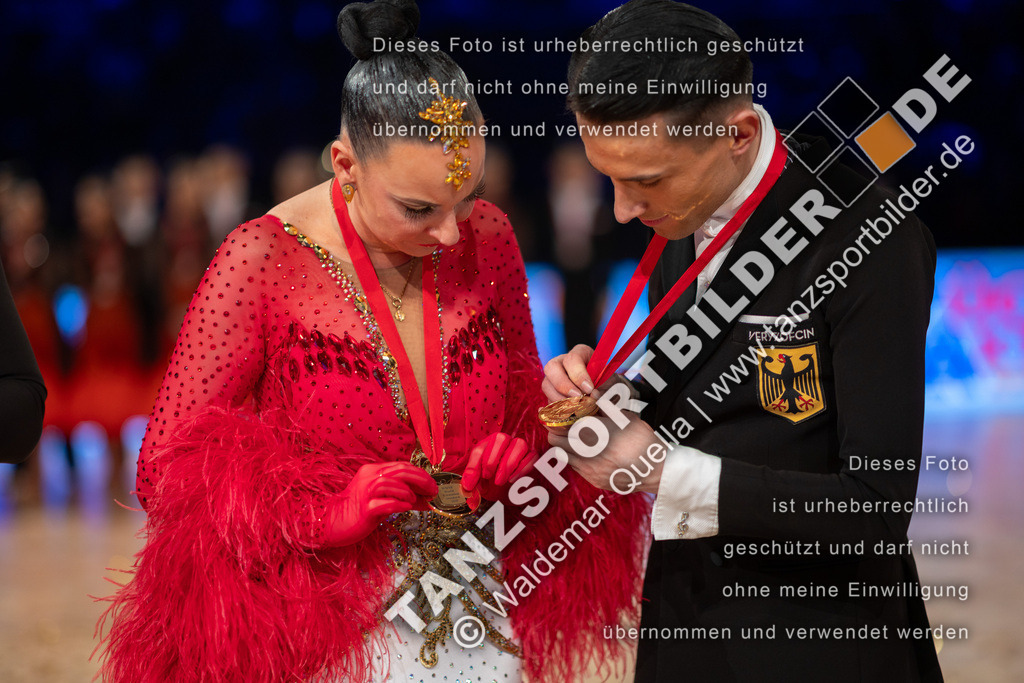 20251206-05909 | Hier finden Sie Tanz Bilder vom Latein und Standard Formationen tanzen. Sportbilder vom Tanzsport. Schöne Fotos und von Weltmeisterschaft, Europameisterschaft, Bundesliga, Regionalliga, Oberliga und Landesliga sowie von GOC Stuttgart, DanceComp, WM Bremen