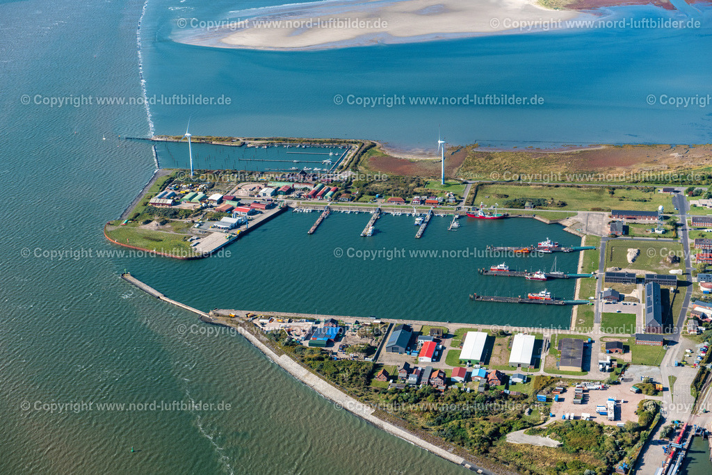 Borkum_Hafen_ELS_6654091022 | BORKUM 09.10.2022 Anlegestelle für Fähr- Schiffe der Strecke Borkum-Emden sowie Anlegestelle und Yachthafen in Borkum im Bundesland Niedersachsen. // Roadstead for ferry ships running between Borkum-Emden as well as marina and piers in Borkum in the state Lower Saxony. Foto: Martin Elsen