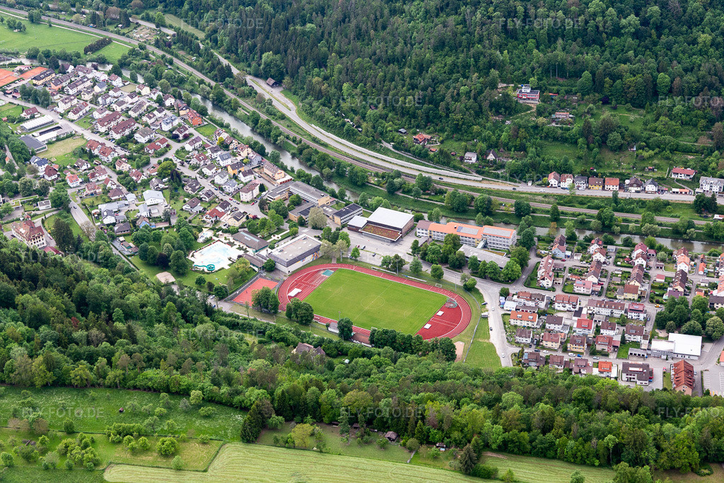 Luftbild: Albeck-Stadion und Sololei Freizeitbad in Sulz am Neckar im Bundesland Baden-Württemberg in Deutschland. Foto: IMG_114534.jpg vom 30.05.2019 durch Werner Riehm/FLY-FOTO.de