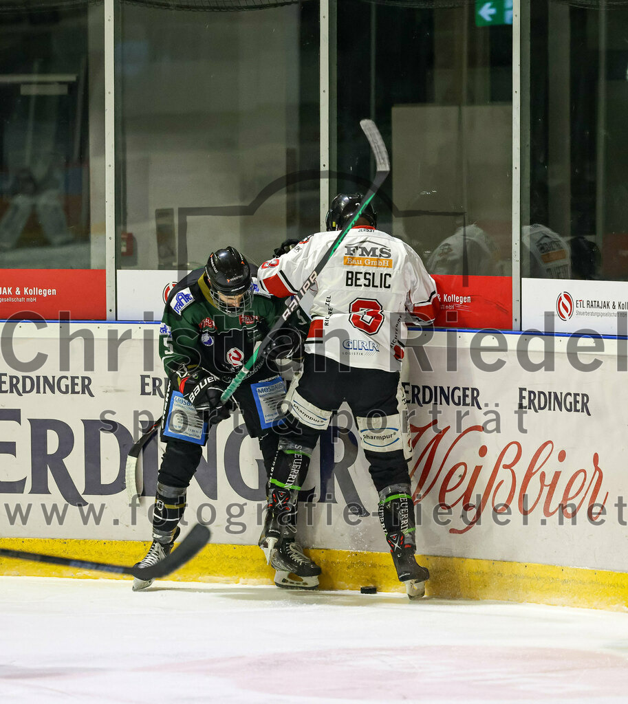 2022-11-06_083_TSV_Erding_gegen_EHC_Koenigsbrunn | Erding, Deutschland, 06.11.2022:
Eishockey, Bayernliga 2022 / 2023, 11. Spieltag, TSV Erding gegen EHC Königsbrunn, Endergebnis: 1:7

Florian Zimmermann (Erding Gladiators, #5), Simon Beslic (EHC Königsbrunn, #3)

Foto: Christian Riedel / fotografie-riedel.net