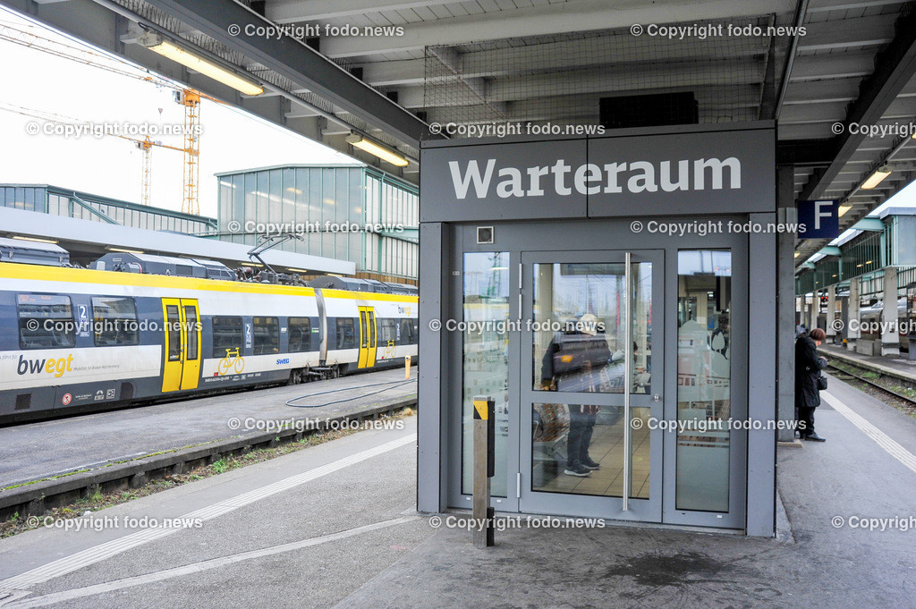 Deutschland_ Baden-Wuerttemberg_ Stuttgart_ 04.01.2025-8 | 04.01.2025, Deutschland, GER, Baden-Wuerttemberg, Stuttgart, im Bild Themenbild, Warteraum, Wartebereich, Information, Zug, Bahnhof, Bahnsteig, Reise, Reisende, Menschen, Deutsche Bahn, Stadtansichten, Feature, Symbolbild