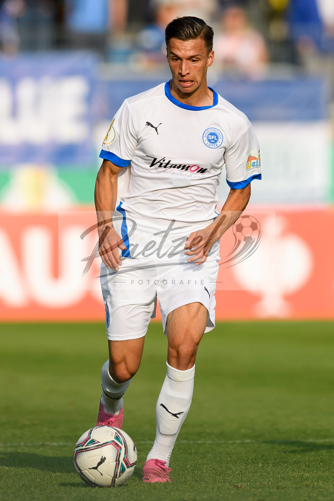 LOTKSC20210809_123 | Fussball, Herren: Tyson Richter (Sportfreunde Lotte) in Aktion, am Ball, Einzelaktion beim Spiel der 1. Runde im DFB-Pokal zwischen SF Lotte und Karlsruher SC im Stadion am Lotter Kreuz am 09.08.2021 in Lotte, Deutschland.DFB / DFL REGULATIONS PROHIBIT ANY USE OF PHOTOGRAPHS AS IMAGE SEQUENCES AND/OR QUASI-VIDEO. - Realisiert mit Pictrs.com