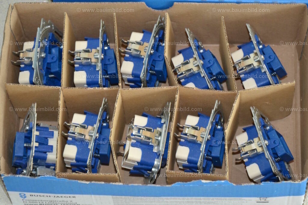 bib-lg17-elektroinstallation-0251 | Nach LV-Leistungsgruppen sortierte Detailfotos über den Bau eines Hauses. Alle Hausbau-Bilder direkt vom Urheber und Autor der Website Haus-Selber-Bauen.com