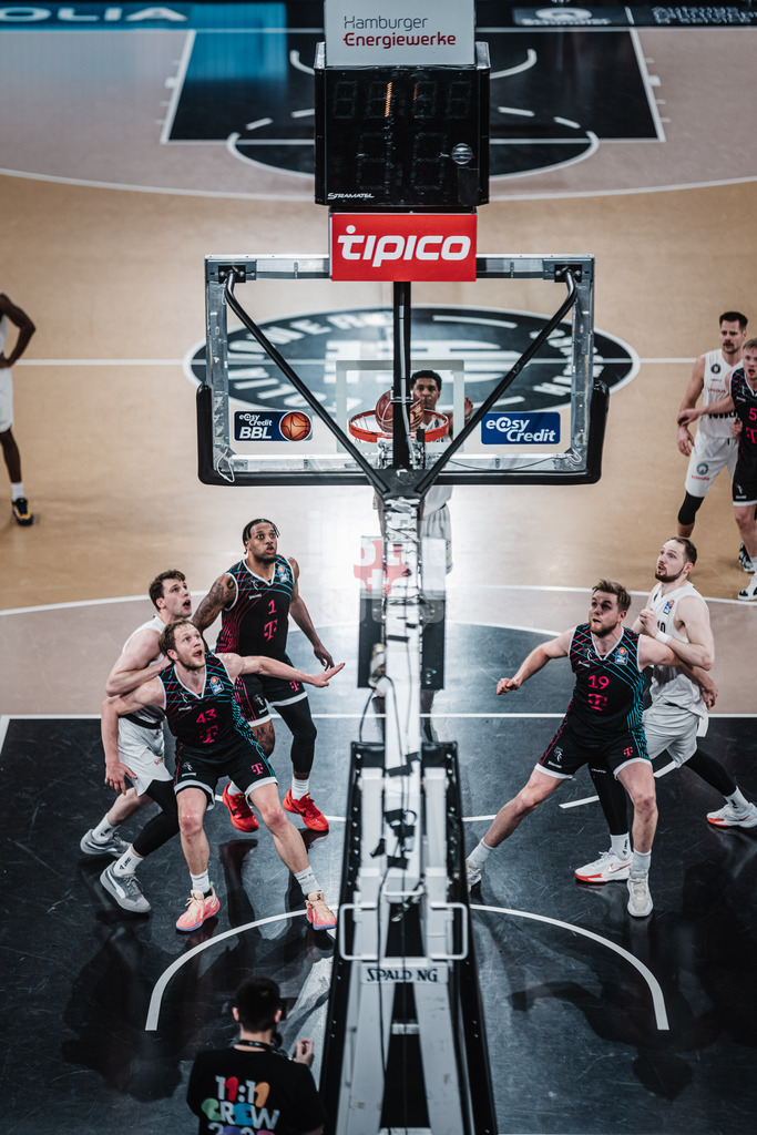 Basketball | Männer | Saison 2023/2024 | easyCredit Basketball Bundesliga | Veolia Towers Hamburg vs. Telekom Baskets Bonn | 03.02.2024 | Freiwurf von Mark Hughes (#3, Veolia Towers Hamburg)