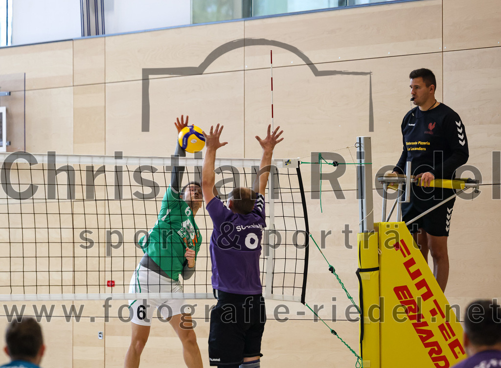 2022-11-12_060_TuS_Oberding_gegen_SC_Freising_II | Oberding, Deutschland, 12.11.2022:
Volleyball, Bezirksliga Ost 2022 / 2023, 7. Spieltag, TuS Oberding gegen MTV Pfaffenhofen II, Endergebnis: 3:2

Oliver Pelz (TuS Oberding, #6), Dejan Jankovic (SC Freising, #8)

Foto: Christian Riedel / fotografie-riedel.net