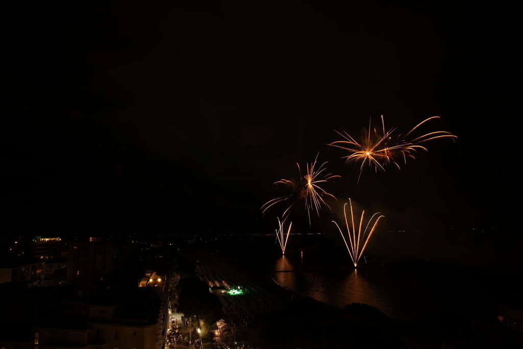 Ferragosto Fireworks in Grado, Italy | GRADO, ITALY, 15.AUG.26 - FIREWORKS - Ferragosto fireworks over the Adriatic Sea in Grado, Italy. Colorful fireworks light up the night sky above the beach, coastline and waterfront during the traditional summer celebration. - Realisiert mit Pictrs.com