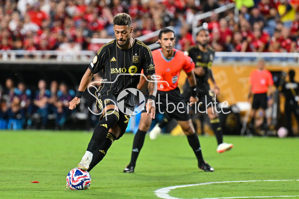 Los Angeles FC - CR Flamengo | am Ball Denis BOUANGA (Los Angeles 99) / Einzelfoto / Freisteller / FIFA Club World Cup: Los Angeles FC - CR Flamengo, Camping World Stadium am 24.06.2025 / NOT FOR SALE IN USA