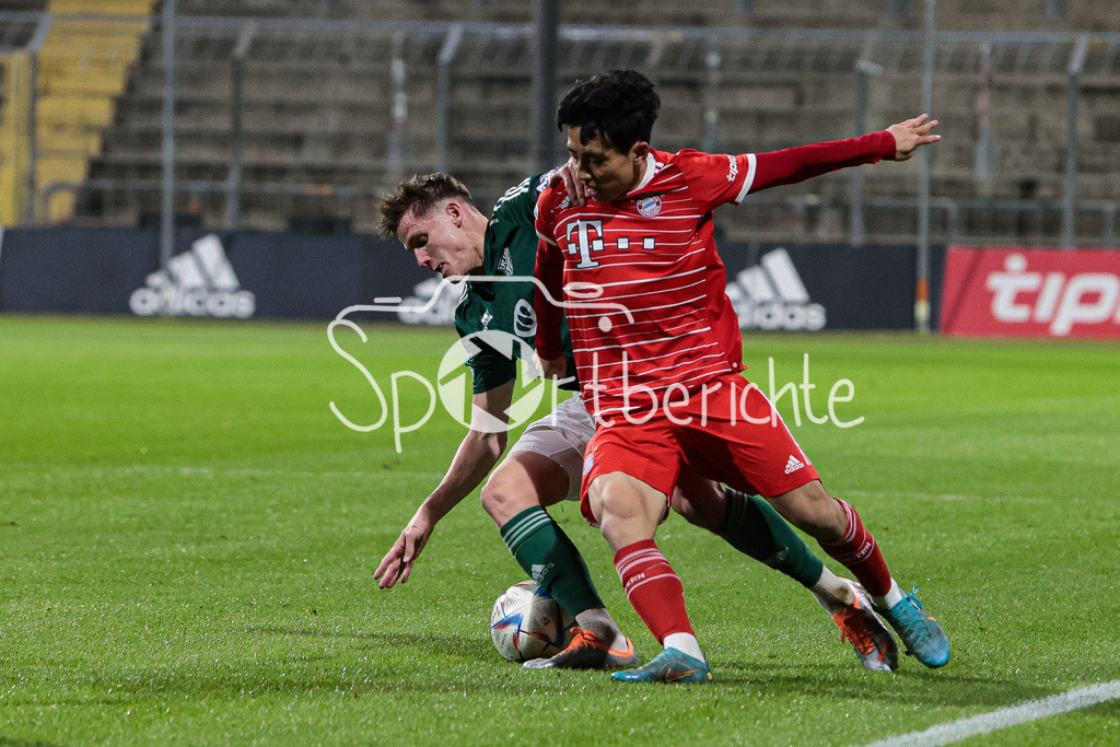 FC Bayern Amateure - 1. FC Schweinfurt | Lukas AIGNER (FCS #6) im Duell mit Hyunju LEE (FCB #8)