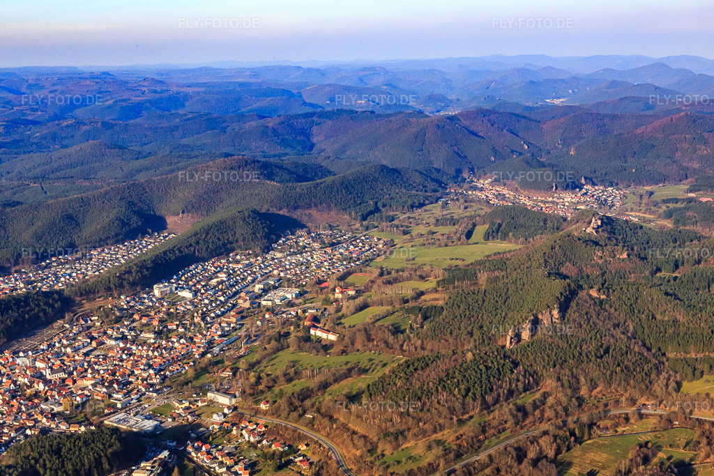 Luftbild: Ortsansicht aus Südwesten in Dahn im Bundesland Rheinland-Pfalz in Deutschland. Foto: IMG_086756.jpg vom 26.03.2016 durch Werner Riehm/FLY-FOTO.de