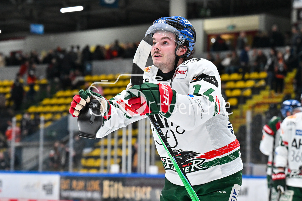 Löwen Frankfurt - Augsburger Panther | FRANKFURT, GERMANY - 19. DECEMBER: die Spieler der Panther feiern zusammen mit den Fans den Auswärtssieg in Frankfurt nach dem Match zwischen den Löwen Frankfurt und den Augsburger Panthern am 29. Spieltag der Penny DEL in der Eissporthalle Frankfurt / D. J. BUSDEKER (Augsburger Panther 14)