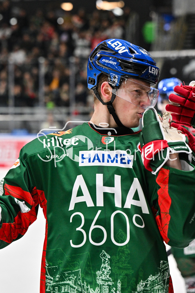 Augsburger Panther - Löwen Frankfurt | AUGSBURG, GERMANY - 16. JANUARY: Jubel der Panther nach dem TReffer zum 4-1 durch  Sebastian ZWICKL (Augsburger Panther 83) / Tor / Torschuetze / Freude / Happy während dem Match zwischen den Augsburger Panthern und den Löwen Frankfurt am 40. Spieltag der penny DEL im Curt Frenzel Stadion
