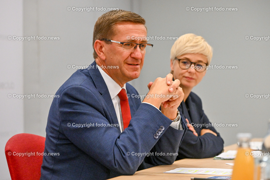 Pressekonferenz WKO Oberoesterreich_ Jugend und Beruf 2023_ 18.09.2023-24 | 18.09.2023, Presseclub Linz, AUT, Pressekonferenz WKO Oberoesterreich, Jugend und Beruf 2023 - Neuer Rekord mit 341 Ausstellern, im Bild LR Markus Achleitner (VP), Doris Hummer (Praesidentin der Wirtschaftskammer Ooe)