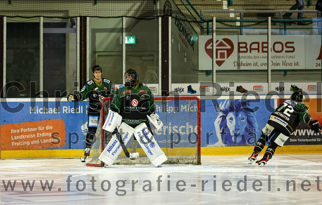 2022-09-23_012_TSV_Erding_gegen_EV_Fuessen | Erding, Deutschland, 23.09.2022:
Eishockey, Bayernliga 2022 / 2023, Testspiel, TSV Erding gegen EV Füssen, Endergebnis: 1:3

Mark Waldhausen (Erding Gladiators, #27), Torwart Christoph Schedlbauer (Erding Gladiators, #31), Leon Abstreiter (Erding Gladiators, #72)

Foto: Christian Riedel / fotografie-riedel.net