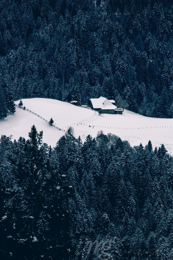 Abgelegener Bauernhof im winterlichen Emmental | Die ideale Geschenkidee für Naturliebhaber. Naturbilder von Marcel Gross Photography für ihr Zuhause in den verschiedensten Formaten und Materialien. - Realisiert mit Pictrs.com