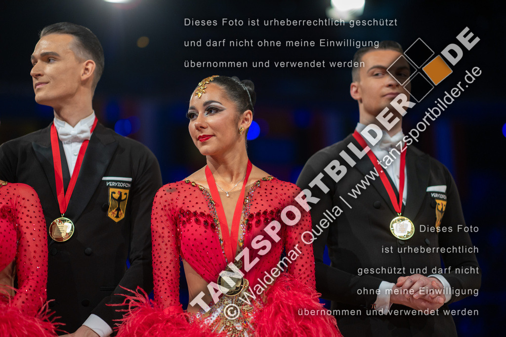20251206-06075 | Hier finden Sie Tanz Bilder vom Latein und Standard Formationen tanzen. Sportbilder vom Tanzsport. Schöne Fotos und von Weltmeisterschaft, Europameisterschaft, Bundesliga, Regionalliga, Oberliga und Landesliga sowie von GOC Stuttgart, DanceComp, WM Bremen