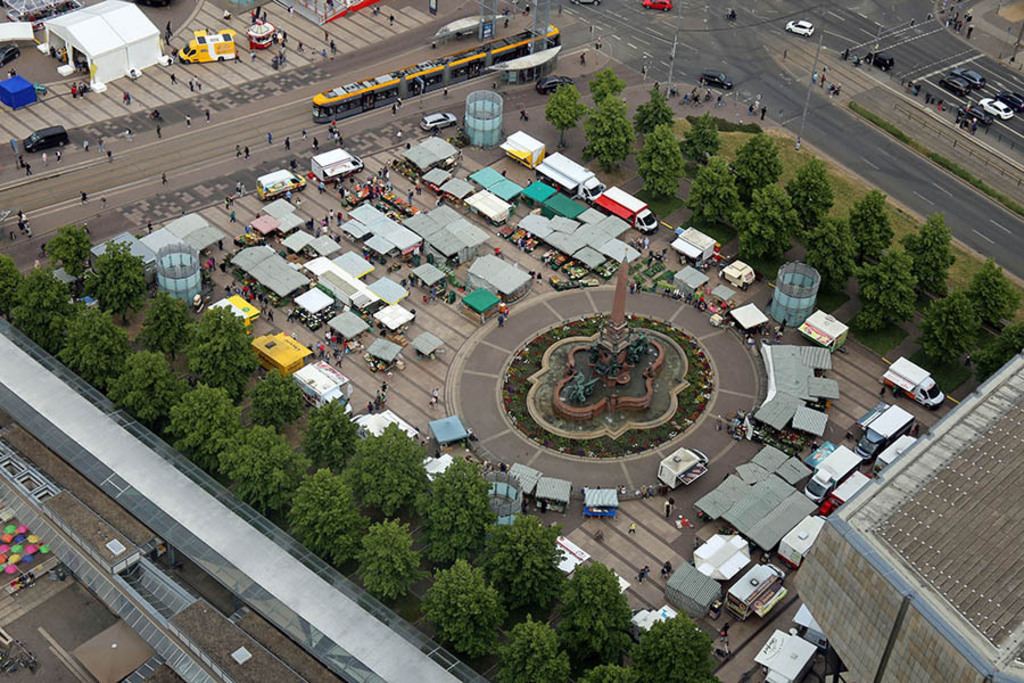Foto: Leipzig - Wochenmarkt in der Innenstadt | Das Team hinter BILDLEXIKON LEIPZIG bündelt historische wie aktuelle Informationen über die Stadt Leipzig in Text und Bild auf einer Plattform und stellt diese der interessierten Öffentlichkeit zur Verfügung.