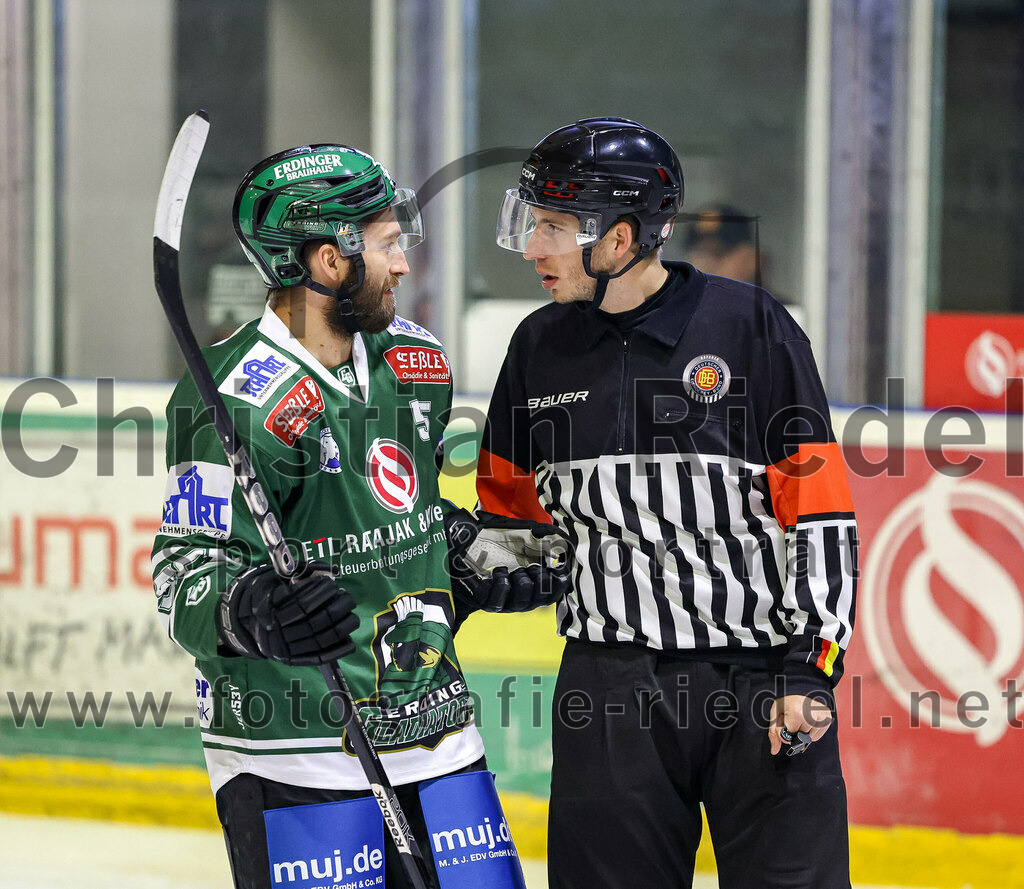 2024-01-26_101_TSV_Erding_gegen_HC_Landsberg | Erding, Deutschland, 26.01.2024:
Eishockey, Bayernliga Vorrunde 2023 / 2024, 28. Spieltag, TSV Erding gegen HC Landsberg, Endergebnis: 6:2

Petr Pohl (Erding Gladiators, #55)

Foto: Christian Riedel / fotografie-riedel.net
