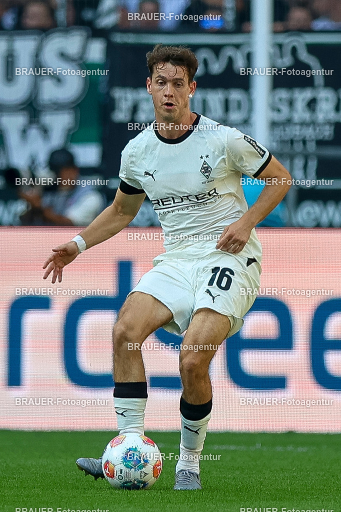 Borussia Mönchengladbach vs Hamburger SV - Bundesliga  | Mönchengladbach, Deutschland, 24.08.25:   Philipp Sander (Borussia Mönchengladbach) in Aktion am Ball, Einzelaktion waehrend des Spiels der Bundesliga zwischen Borussia Mönchengladbach vs Hamburger SV im Stadion im Borussia Park(Foto von Brauer-Fotoagentur / Adrian Schlueter)
