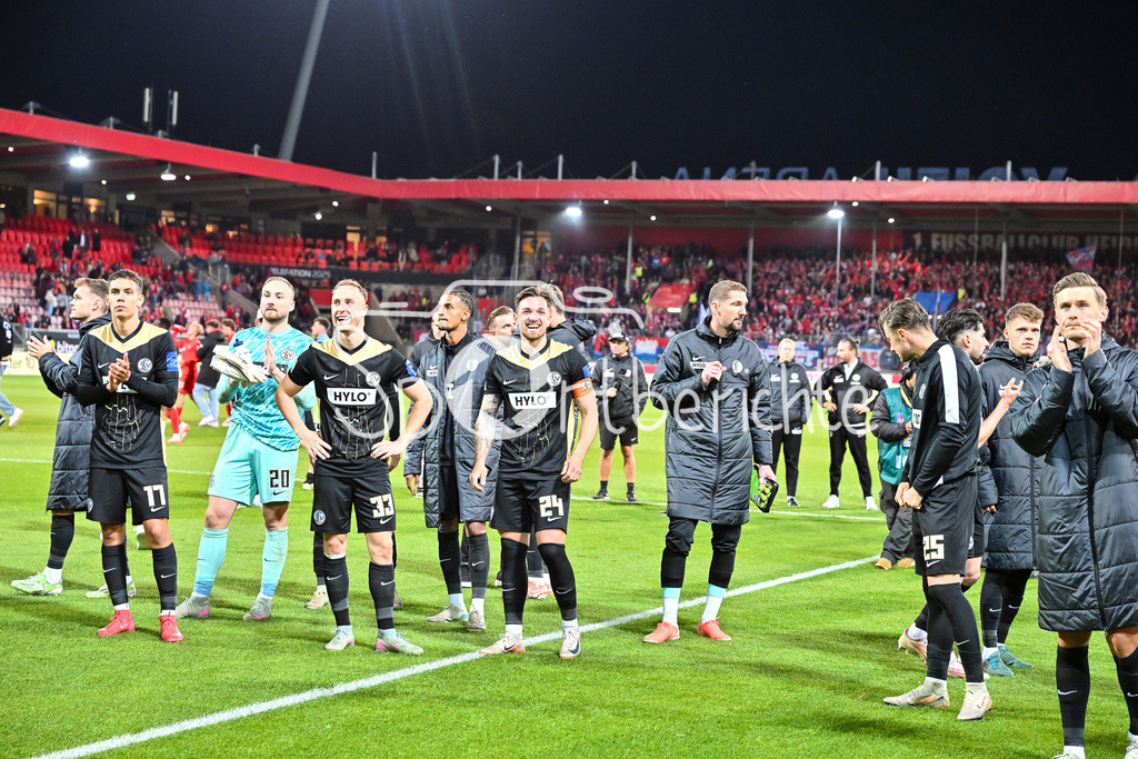 1. FC Heidenheim - SV Elversberg 07 | Die Spieler der Gaeste verabschieden sich nach der Partie bei den mitgereisten Fans aus Elversberg / Relegation Bundesliga: 1. FC Heidenheim - SV Elversberg 07, Voith-Arena am 22.05.2025 / DFL REGULATIONS PROHIBIT ANY USE OF PHOTOGRAPHS AS IMAGE SEQUENCES AND/OR QUASI-VIDEO / BLD / ZDF
