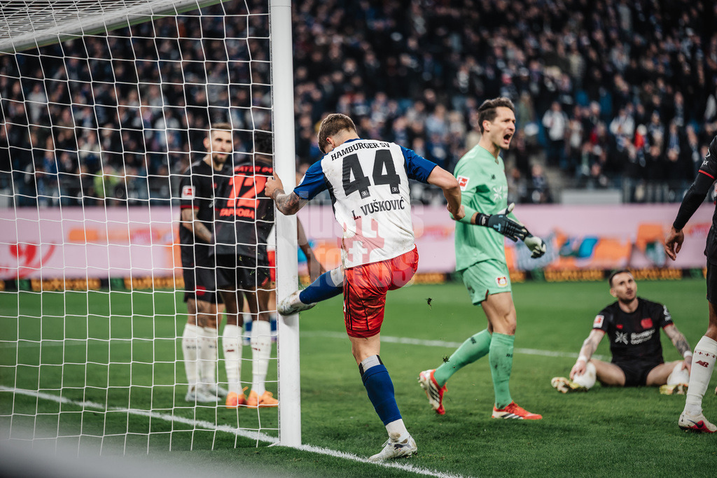 Fußball | Männer | Saison 2025/2026 | 1. Fußball-Bundesliga | 17. Spieltag | Hamburger SV vs. Bayer 04 Leverkusen | 04.03.2026 | Luka Vuskovic (#44, HSV) ärgert sich und tritt wütend den Pfosten, dahinter freut sich Janis Blaswich (#28, Bayer 04 Leverkusen)