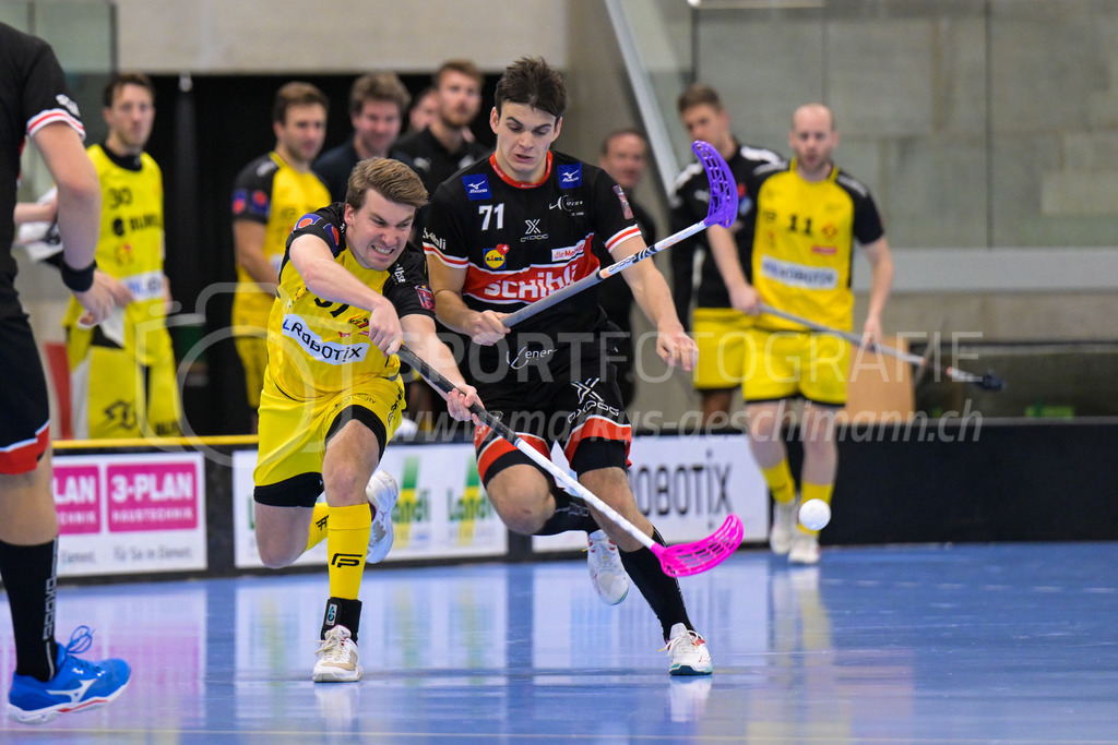 HC Rychenberg vs UHC Uster - 14. October 2022 | HC Rychenberg vs UHC Uster
AXA Arena, Winterthur
Moritz Krebs (#37 HC Rychenberg) im Zweikampf mit Ramon Zimmermann (#71 UHC Uster).
Bild: Sportfotografie Markus Aeschimann | www.markus-aeschimann.ch - Realisiert mit Pictrs.com