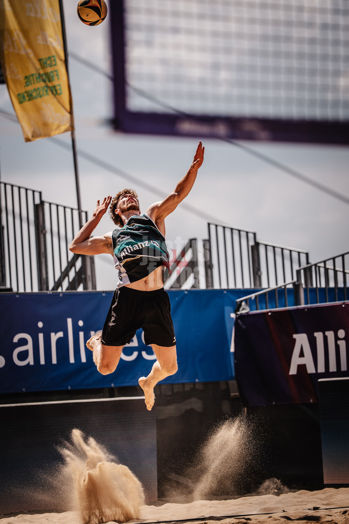 Beachvolleyball | Männer | Allianz German Beach Tour 2025 | Tourstop Düsseldorf | 15.05.2025 | Luis Henrichs beim Aufschlag