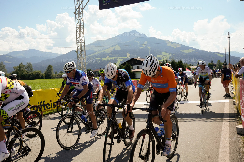 465_20230817_Bewerb_Maenner_Muehlanger | AUT - OESTERREICH, 2023-08-16: SPORT RENNRAD-FAHREN - 55. INTERNATIONALER RADWELTPOKAL IN ST. JOHANN IN TIROL  - Vintage-Radrennen mit WM-Bronze-Medaillen-Siegerin Christina Schweinberger, den Teilnehmer und Alexander Baumann (vom Orginastions-Team) - TAG 2 BEWERB MAENNER IN SECHS GRUPPEN  ; Foto: Roland Muehlanger