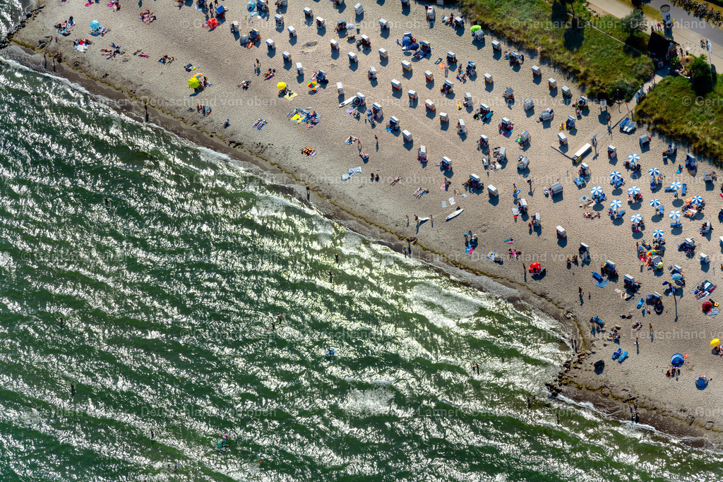 4038155 | SCHARBEUTZ 07.08.2020 Sandstrand- Landschaft an der Seebrücke im Ortsteil Scharbeutz in Scharbeutz im Bundesland Schleswig-Holstein. // Sandy beach scenery in the sea bridge in the district of Scharbeutz in Scharbeutz in the federal state Schleswig-Holstein. Foto: Gerhard Launer