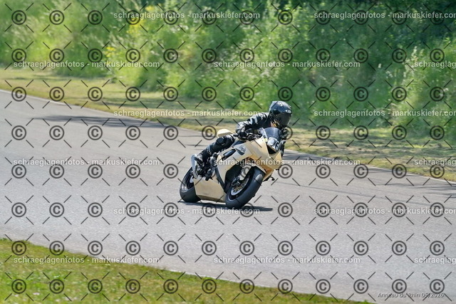26BT02-1384 | markuskiefer.com - Realisiert mit Pictrs.com