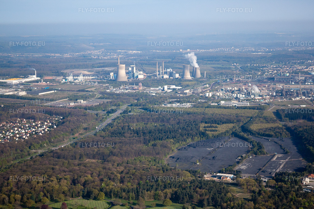 Vue aérienne: Rte du Puits avec ancienne mine de charbon et tours de refroidissement et cheminées de la Centrale électrique - Site Émile Huchet - GazelEnergie à le quartier Forêts de Zang et du Steinberg in Saint-Avold dans le département Moselle, France.Photo: IMG_39672.jpg prise le 16/04/2011 par Werner Riehm/FLY-FOTO.euRésolution de l'original: 4752 x 3168 pxCentrale Emile Huchet - GazelEnergie