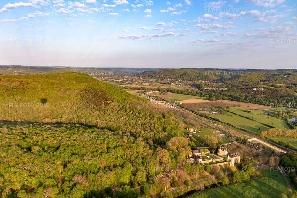 Aerial view: Chateau de Fayrac in Castelnaud-la-Chapelle in the state Dordogne, France. – Photo: IMG_113696.jpg taken on 04/20/2019 by Werner Riehm/FLY-FOTO.com – Resolution of the original: 5472 x 3648 px