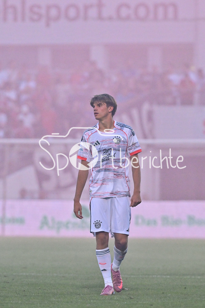 SpVgg Unterhaching - FC Bayern Amateure | Ein nachdenklicher Guido Della ROVERE (FC Bayern Muenchen II 10) im Nebel von Unterhaching / Einzelfoto / Freisteller / Regionalliga Bayern: SpVgg Unterhaching - FC Bayern München II; Uhlsport Park am 15.08.2025