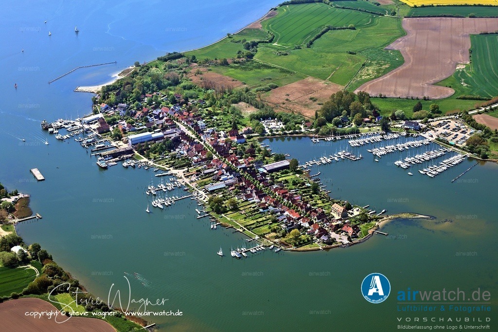 Luftbild Ostseefjord Schlei, Stadt Arnis - kleinste Stadt Deutschlands - Perle an der Schlei | Dennoch wurde Arnis im Jahr 1934 durch die Nationalsozialisten zur Stadt erklärt, als alle bisherigen Flecken und Städte in Schleswig-Holstein ab dem 1. Januar 1934 de jure als Städte geführt wurden. Der 14. April 1934 gilt als eigentliches Stadtgründungsdatum, an dem der Schleswiger Landrat den ehrenamtlichen Bürgermeister ernannte.