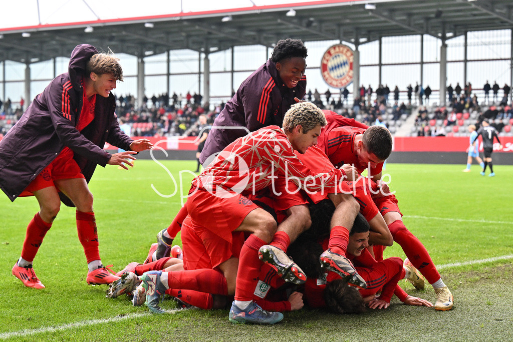 FC Bayern München U19 - TSV 1860 München U19 | Grenzenloser Jubel nach dem Treffer zum 2-1 fuer den FC BAyern durch Maximilian SCHUHBAUER (FC Bayern U19 #14) / Tor / Torschuetze / Freude / Happy / U19 DFB Nachwuchsliga: FC Bayern Muenchen U19 - TSV 1860 Muenchen U19, FC Bayern Campus am 02.11.2024