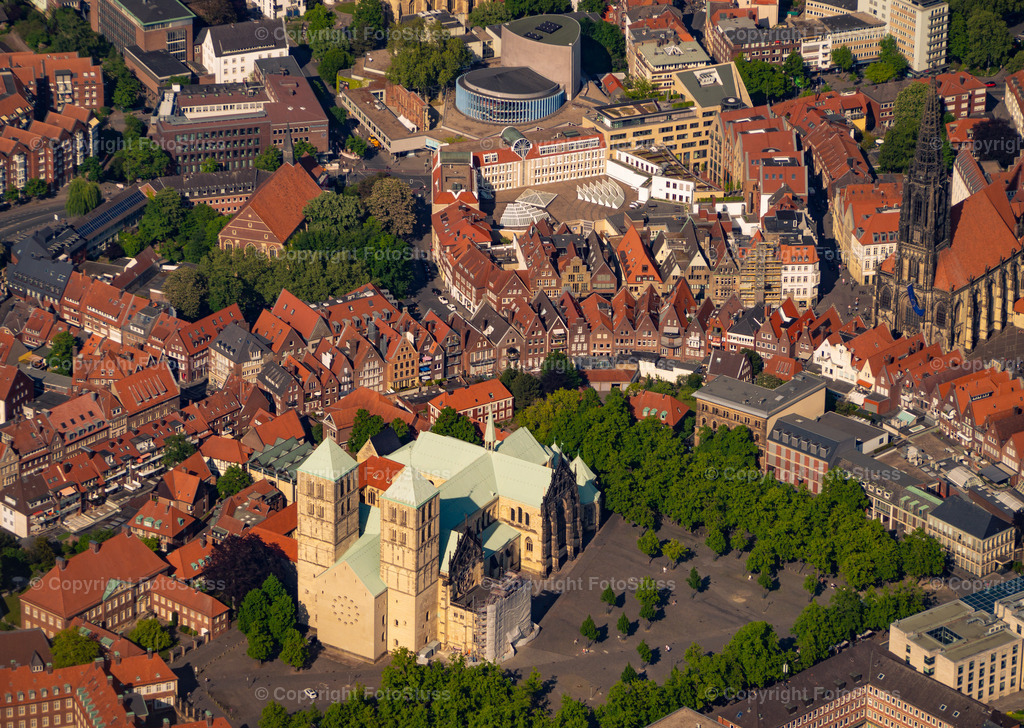 Luftbild vom Dom und der Altstadt Münster | Der brühmte Dom von Münster und die historische Altstadt aus der Luft fotografiert. - Realisiert mit Pictrs.com