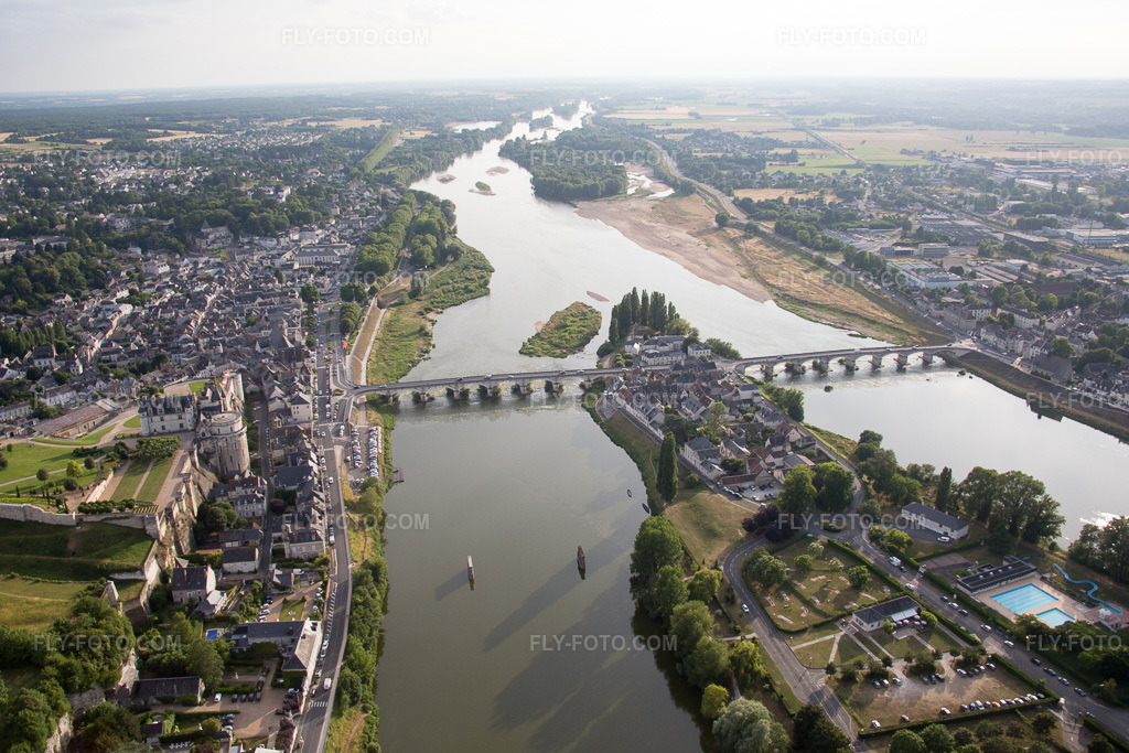 Aerial view: View of the town in Amboise in the state Indre et Loire, France.Photo: IMG_082367.jpg taken on 06/20/2015 by Werner Riehm/FLY-FOTO.comResolution of the original: 5472 x 3648 px