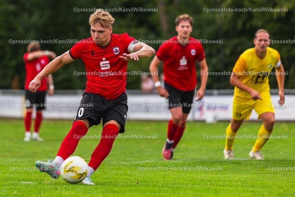 xkwi13072501020 | 13.07.2025, xkwix, Fußball, Testspiel, SV Lippstadt 08 - FSC Rheda, Rasenplatz, Sportanlage Esbeck: Maximilian Franke ( SV Lippstadt 08 #29 ) beim Elfmeter Schuss 