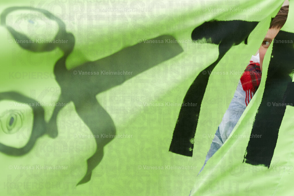 251114_SaveOurStudios_AGH_19 | Mit einer Lärmdemo und dem Durchschneiden eines Banners mit der Aufschrift "Cut the cuts" protestieren Künstler*innen am 14.11.2025 vor dem Berliner Abgeordnetenhaus gegen finanzielle Kürzungen in ihrem Bereich. - Realisiert mit Pictrs.com