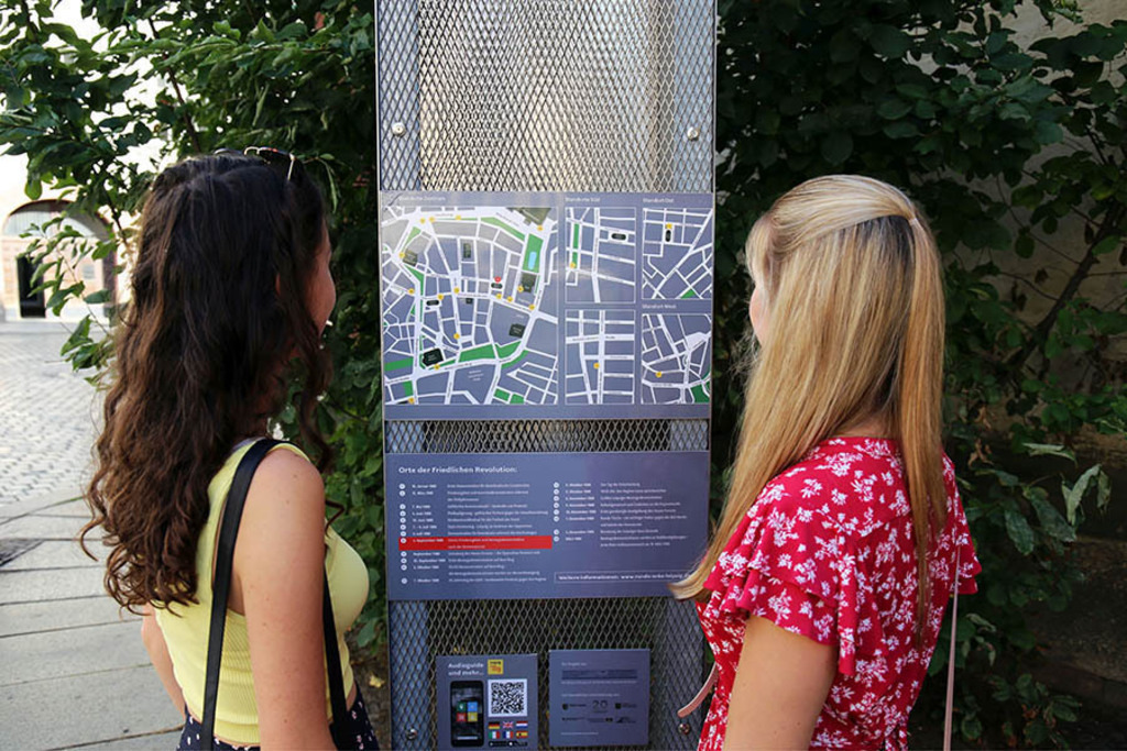 Foto: Leipzig - Orte der Friedlichen Revolution - Stelenprojekt - Stele Nr. 8 Friedensgebet | Das Team hinter BILDLEXIKON LEIPZIG bündelt historische wie aktuelle Informationen über die Stadt Leipzig in Text und Bild auf einer Plattform und stellt diese der interessierten Öffentlichkeit zur Verfügung.
