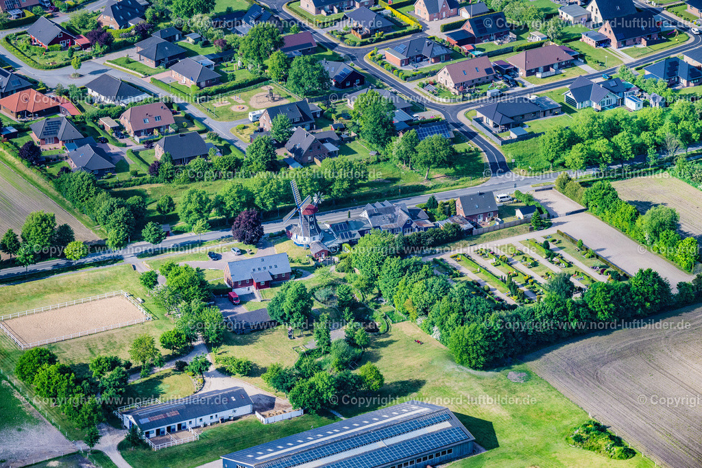 Achtrup_Mühle_ELS_8533300523 | ACHTRUP 30.05.2023 Historische Windmühle am Gehöft eines Bauernhofes am Rand von bestellten Feldern an der Lecker Straße in Achtrup im Bundesland Schleswig-Holstein, Deutschland. // Historic windmill on a farm homestead on the edge of cultivated fields on street Lecker Strasse in Achtrup in the state Schleswig-Holstein, Germany. Foto: Martin Elsen