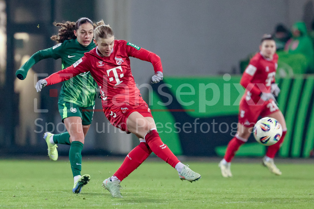 Fussball, Google Pixel Frauen-Bundesliga, VfL Wolfsburg - 1. FC Köln | v.li.: Kessya Bussy (VfL Wolfsburg, 19) und Anna-Lena Stolze (1. FC Köln, 7) am Ball, Einzelbild, Ganzkörper, Aktion, Action, Spielszene, DIE DFB-RICHTLINIEN UNTERSAGEN JEGLICHE NUTZUNG VON FOTOS ALS SEQUENZBILDER UND/ODER VIDEOÄHNLICHE FOTOSTRECKEN. DFB REGULATIONS PROHIBIT ANY USE OF PHOTOGRAPHS AS IMAGE SEQUENCES AND/OR QUASI-VIDEO.