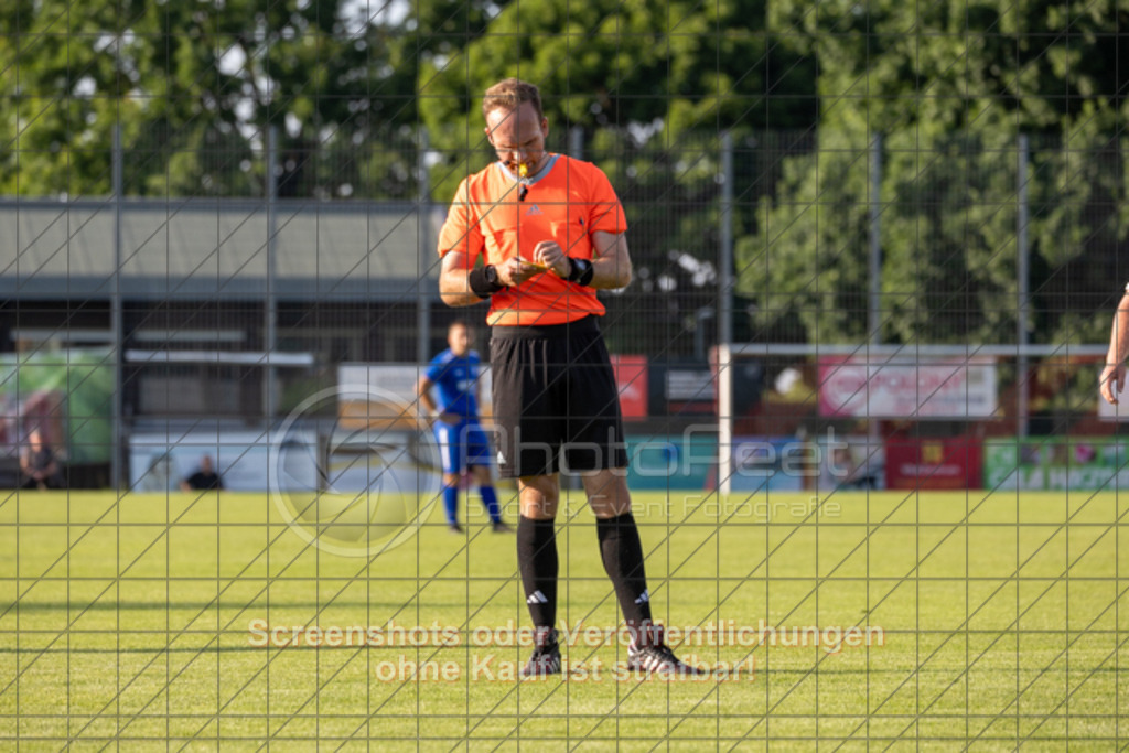 20250618_191629_0215 | #,SG Erkenbrechtsweiler-Hochwang (blau) vs. TSV Berkheim (grau), Fußball, Entscheidungsspiel 2 in Bezirksliga - Bezirk Neckar/Fils, Saison 2024/2025, Rasenplatz, Erlengarten 37, 73087 Bad Boll, 18.06.2025 - 18:30 Uhr,Foto: PhotoPeet-Sportfotografie/Peter Harich