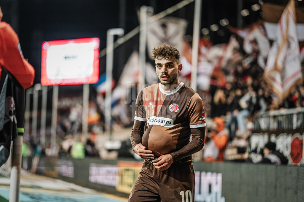 Fußball | Männer | Saison 2024/2025  | Fußball-Bundesliga | 26. Spieltag | FC St. Pauli vs. TSG Hoffenheim | 14.03.2025 | Danel Sinani (#10, FC St. Pauli) mit dem Ball unter dem Trikot zum reinigen vor dem Eckball