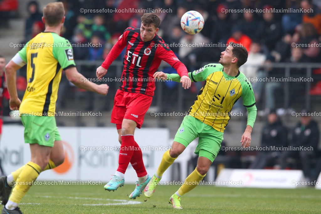 Koe3Liga29012302087 | 29.01.2023, Köln, Sportpark Höhenberg, 20. Spieltag, bwin 3. Liga Fußball Herren, Saison 2022 2023, FC Viktoria Köln – SV Waldhof Mannheim: Robin Meißner von FC Viktoria Köln kämpft gegen Julian Riedel von SV Waldhof Mannheim um den Kopfball. DFB regulations prohibit any use of photographs as image sequences and or quasi-video.