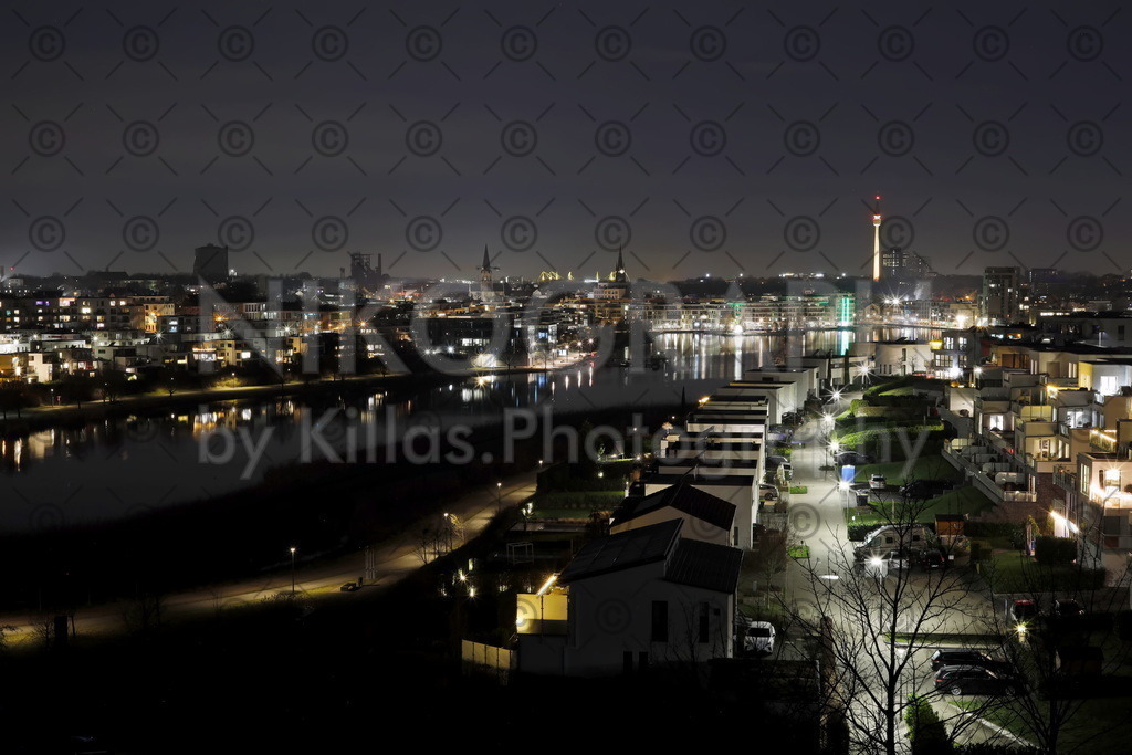 Nachts am Phoenix-See in Dortmund | Die Lichter der Nacht am Phoenix-See in Dortmund. Im Wasser spiegeln sich die Lichter der Promenade. Auf dem ehemaligen Stahlwerksareal im Dortmunder Stadtteil Hörde wurde der Phoenix-See angelegt. Seit dem Mai 2011 ist das Seeufer für die Bevölkerung freigegeben worden. 

Das Bild ist unter anderem als Wandbild, Kalenderbild oder Magnetbild bestellbar. Stellen Sie sich doch einfach einen individuellen Jahreskalender aus verschiedenen Bildmotiven zusammen.