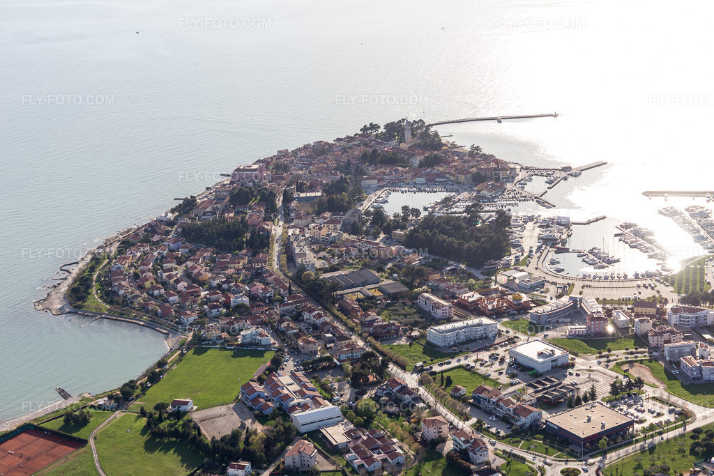Aerial view: View of the town in Antenal in the state Gespanschaft Istrien, Croatia. – Photo: IMG_106078.jpg taken on 04/13/2018 by Werner Riehm/FLY-FOTO.com – Resolution of the original: 5472 x 3648 px