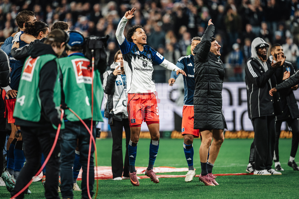 Fußball | Männer | Saison 2025/2026 | 1. Fußball-Bundesliga | 6. Spieltag | Hamburger SV vs. 1. FSV Mainz 05 | 05.10.2025 | Alexander Rössing-Lelesiit (#38, HSV) feiert nach dem Sieg mit den Fans