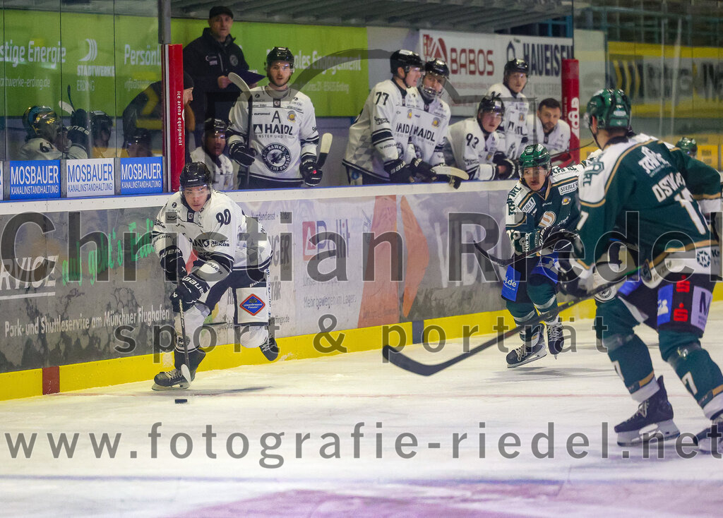 2025-11-25_031_TSV_Erding_gegen_EHF_Passau_Black_Hawks | Erding, Deutschland, 25.11.2025:Eishockey, Oberliga Süd 2025 / 2026, 20. Spieltag, TSV Erding gegen EHF Passau Black Hawks, Endergebnis: 2:3 n.V.Marks Jirgensons (EHF Passau Black Hawks, #90), Elia Ostwald (Erding Gladiators, #17)Foto: Christian Riedel / fotografie-riedel.net