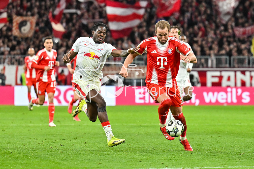 FC Bayern München - RB Leipzig | MUNICH, GERMANY - 11. FEBRUARY: im Duell Castello LUKEBA (RB Leipzig 23) und Harry KANE (FC Bayern Munich 9) während dem Spiel zwischen dem FC Bayern München und RB Leipzig beim Viertelfinale des DFB-Pokales in der Allianz Arena