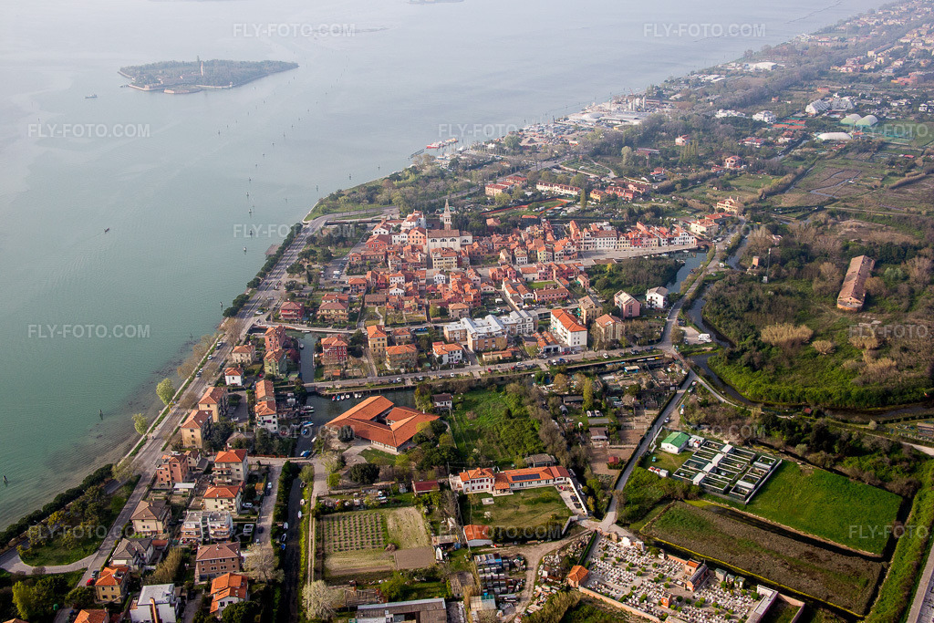 Aerial view: View of the town in Malamocco in the state Veneto, Italy. – Photo: IMG_087479.jpg taken on 04/06/2016 by Werner Riehm/FLY-FOTO.com – Resolution of the original: 5472 x 3648 px